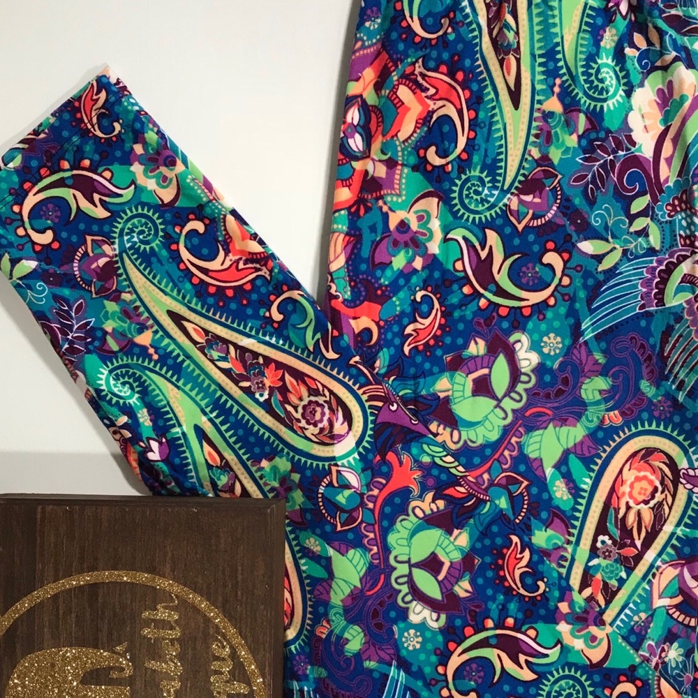 🌈 Cosmic Colorful Paisley Soft Leggings OS 🌈 - Picture 1 of 1
